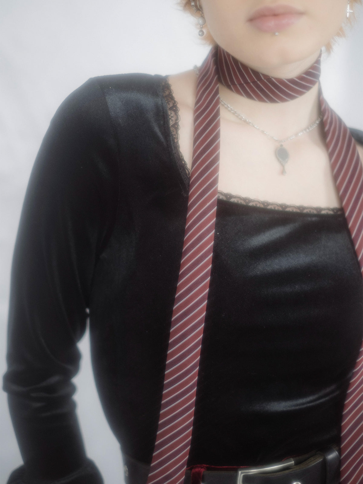 Welurowa bluzka z koronką Morticia