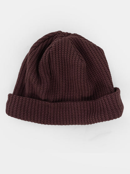 Czapka z brązowej swetrówki