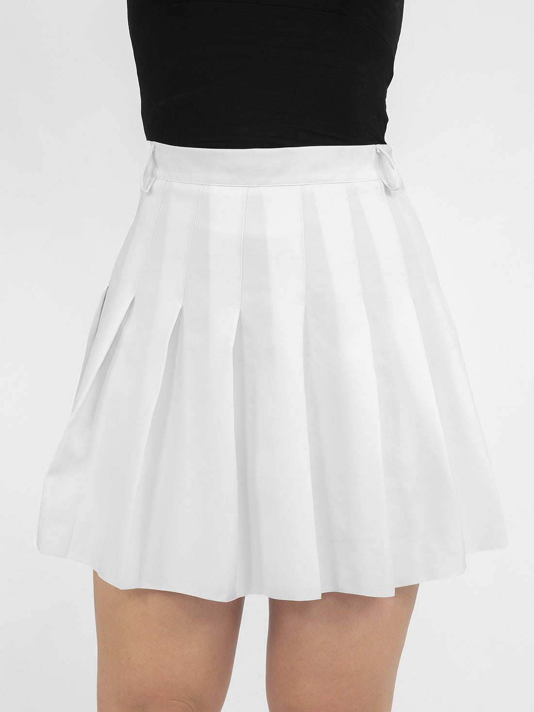 Biała tennis skirt ze szlufkami