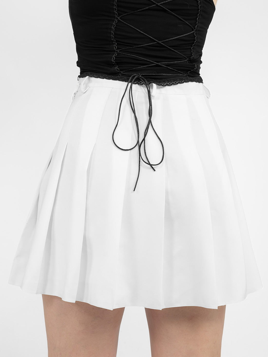 Biała tennis skirt ze szlufkami